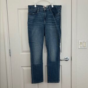 Straight Leg Women's Jeans in Medium Blue - Unbranded
